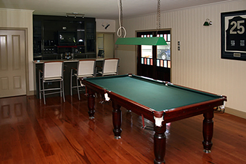 Build a new entertainment room in Hamilton.